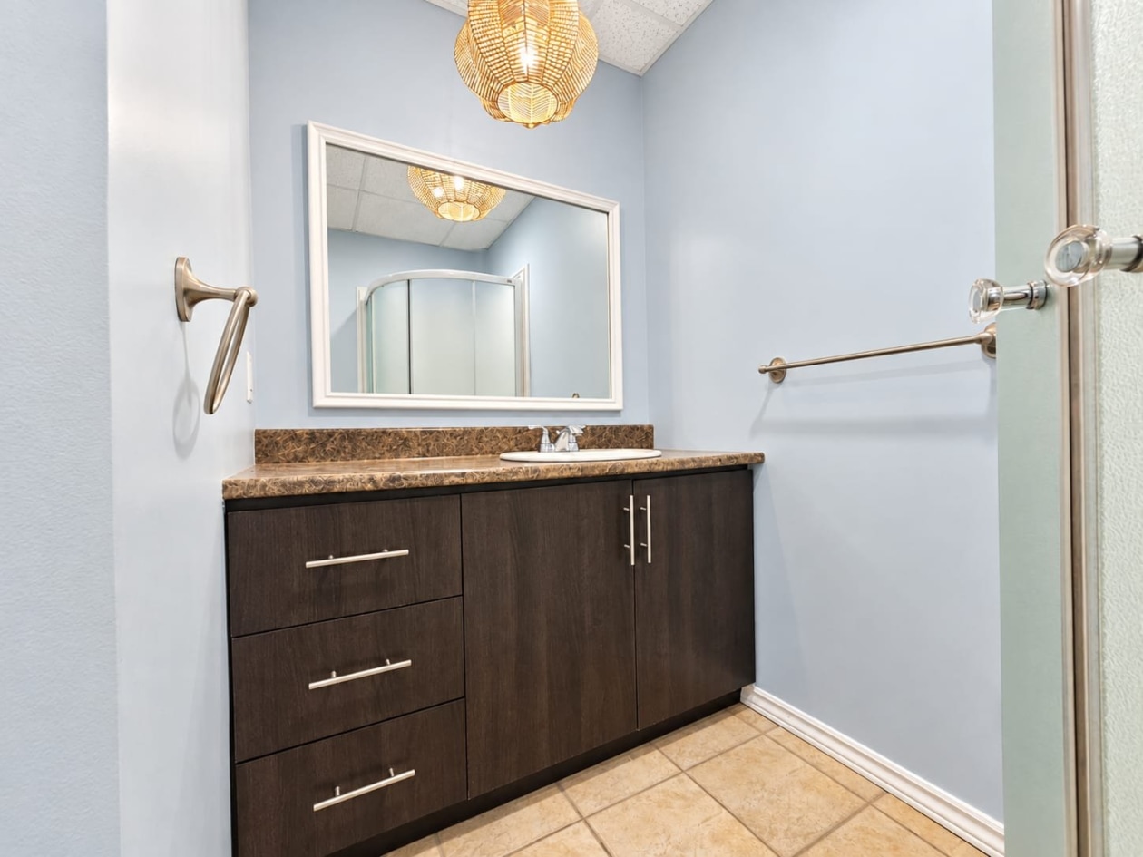 Salle de bains — 572 Rue Flamand, Saint-Honoré