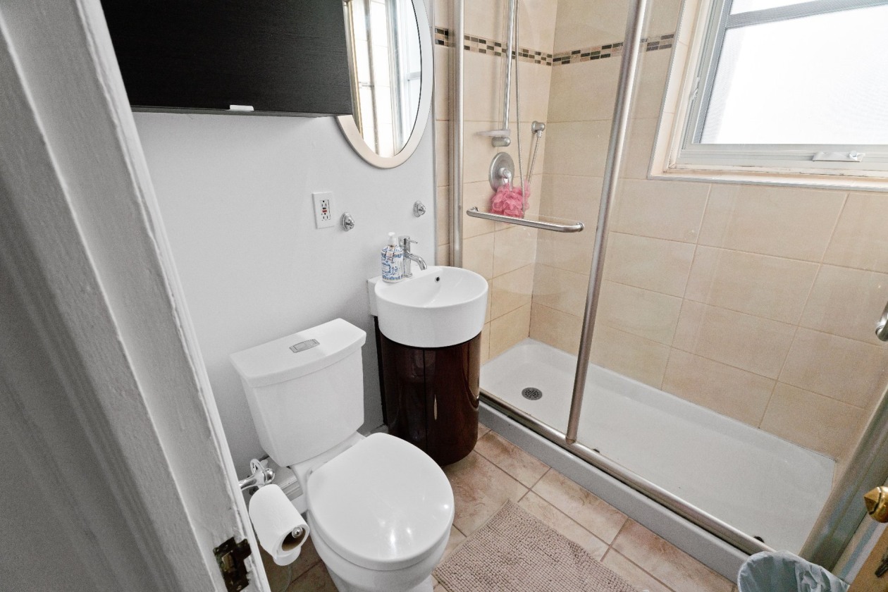 Salle de bains — 5390 Av. Decelles, Montréal