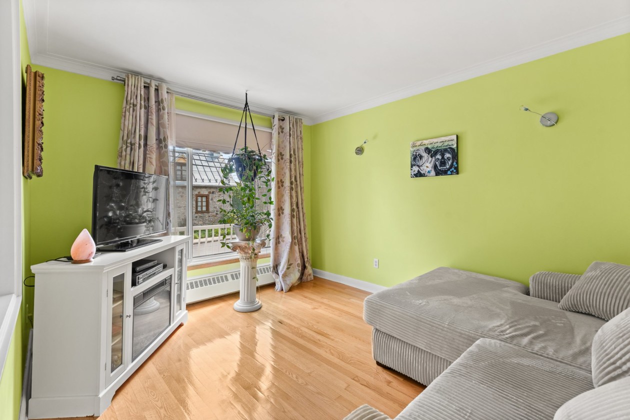Salon — 5135 - 5137 Boul. Gouin E., Montréal