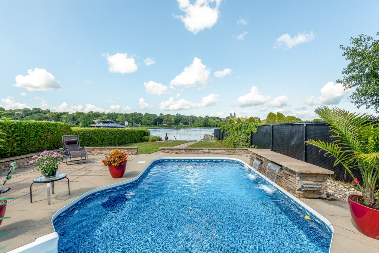 Piscine — 5135 - 5137 Boul. Gouin E., Montréal
