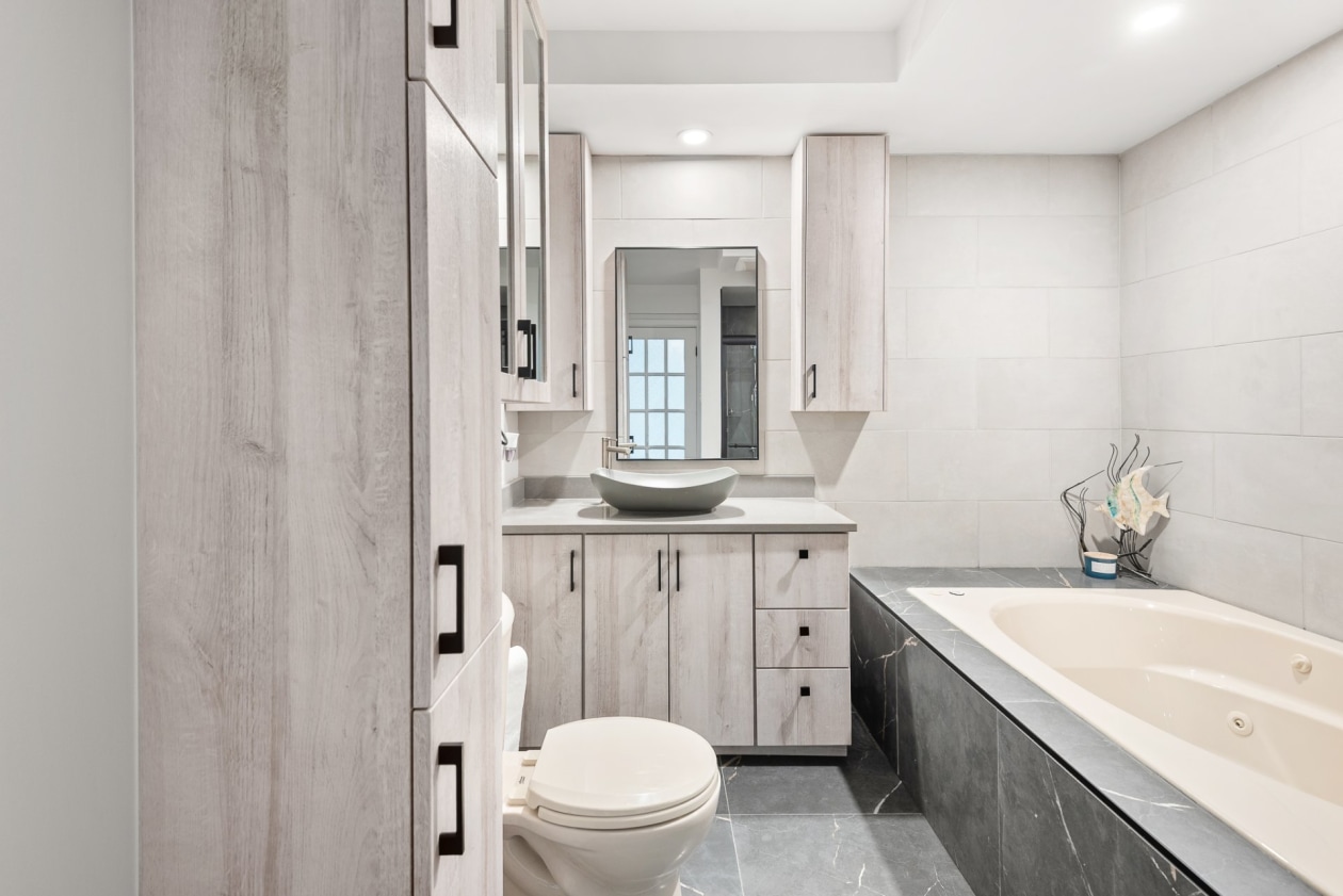 Salle de bains — 5135 - 5137 Boul. Gouin E., Montréal