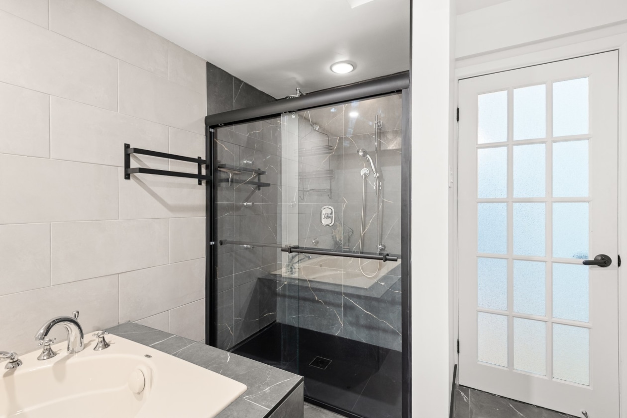 Salle de bains — 5135 - 5137 Boul. Gouin E., Montréal