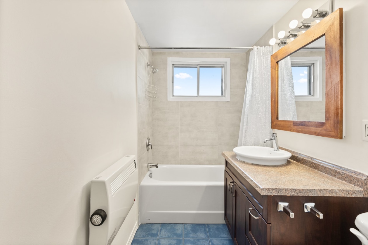 Salle de bains — 5135 - 5137 Boul. Gouin E., Montréal