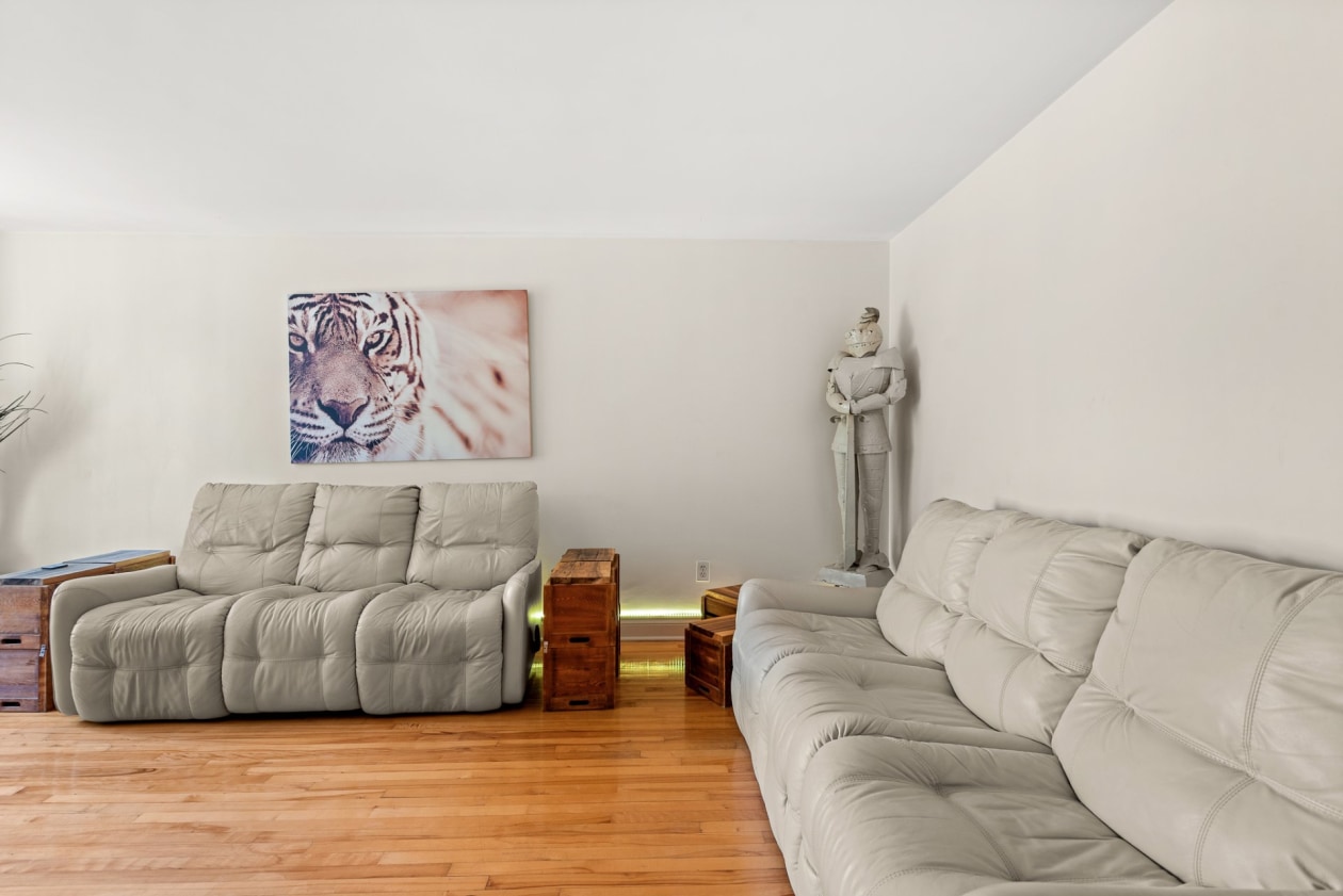 Salon — 5135 - 5137 Boul. Gouin E., Montréal