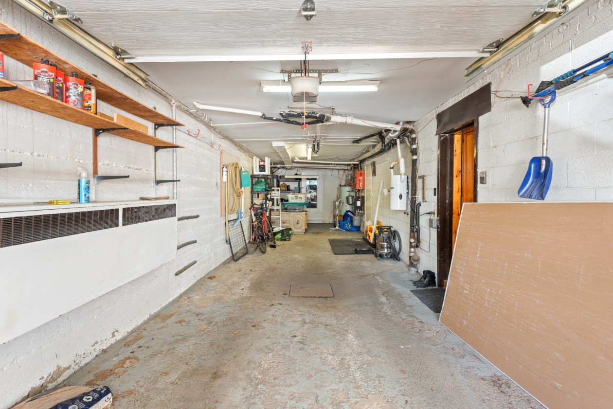 Garage — 5135 - 5137 Boul. Gouin E., Montréal