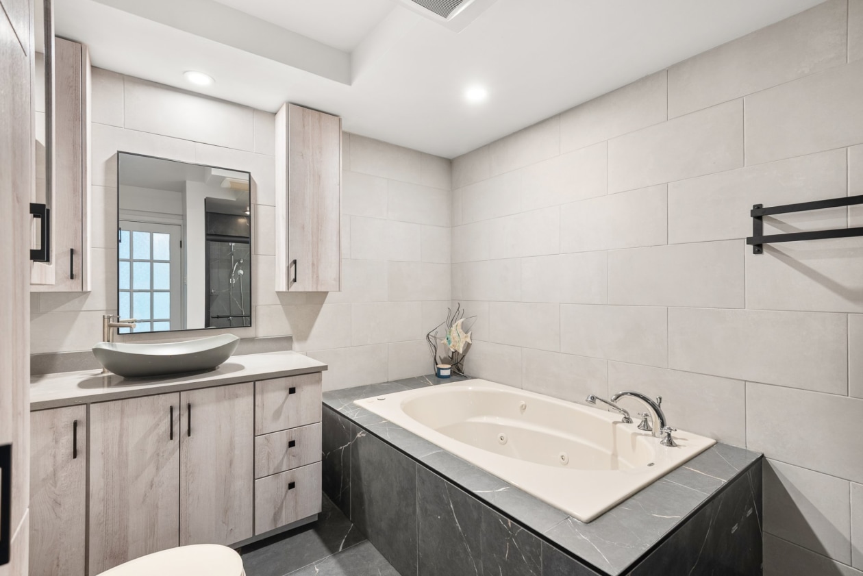 Salle de bains — 5135 - 5137 Boul. Gouin E., Montréal