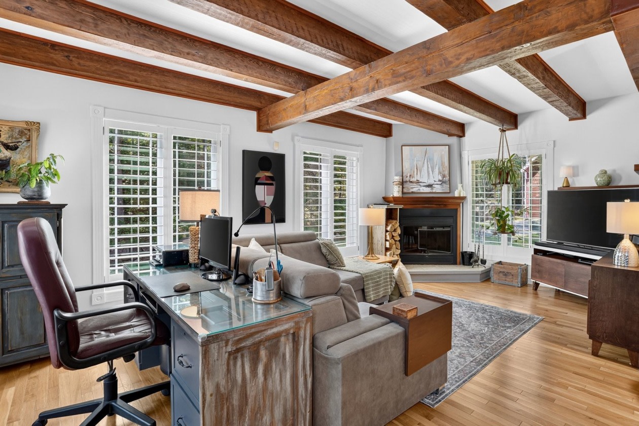 Salon — 2060 Ch De Val-Des-Lacs, Sainte-Sophie