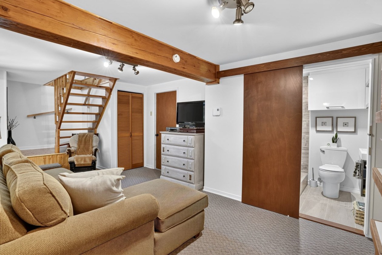 Salle familiale — 2060 Ch De Val-Des-Lacs, Sainte-Sophie