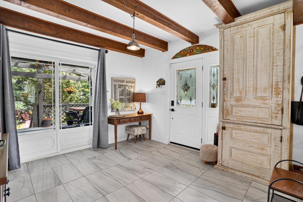 Salle familiale — 2060 Ch De Val-Des-Lacs, Sainte-Sophie