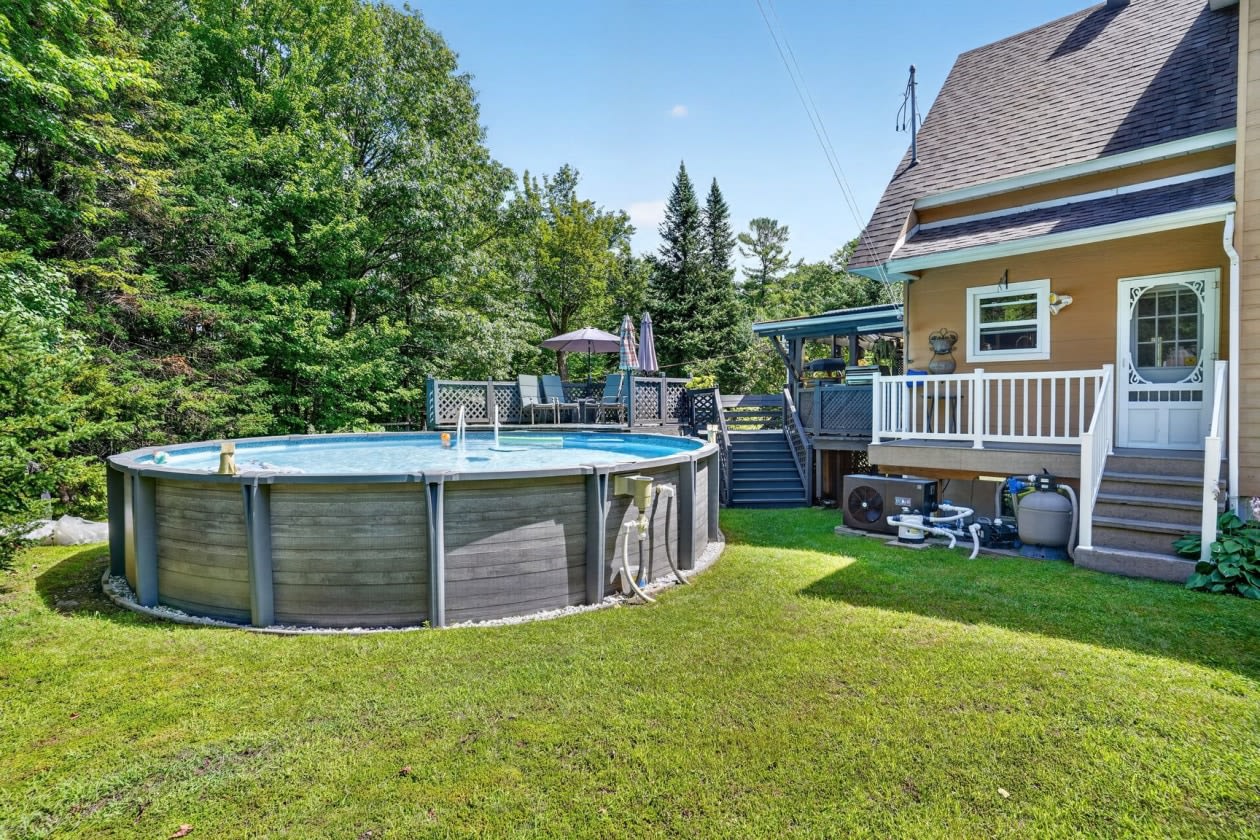 Piscine — 2060 Ch De Val-Des-Lacs, Sainte-Sophie