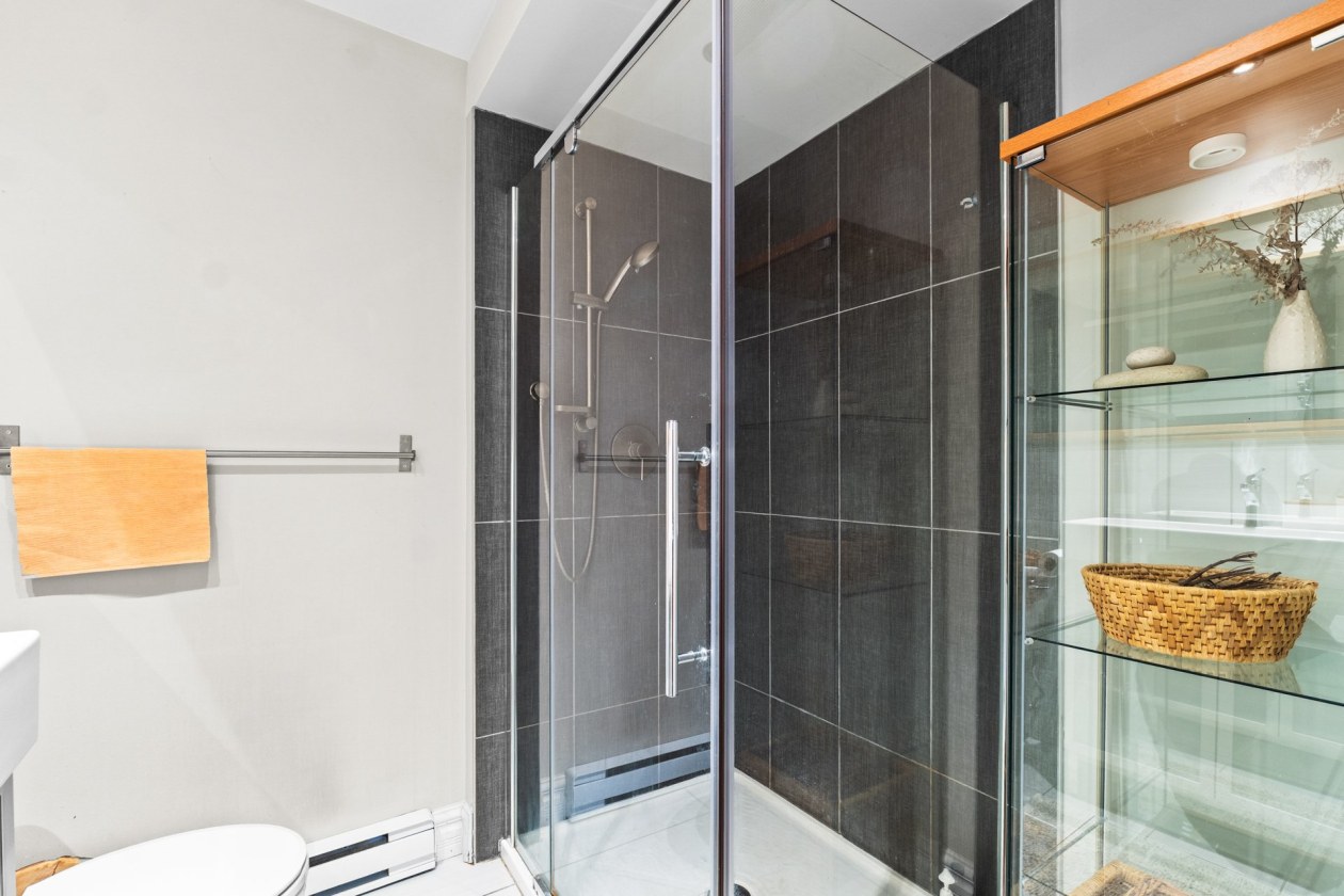 Salle de bains — 7414 - 7416 Rue Jacques-Rousseau, Montréal