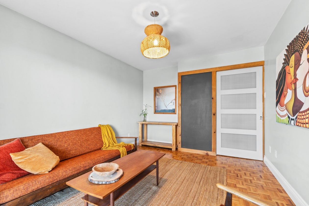 Salon — 7414 - 7416 Rue Jacques-Rousseau, Montréal