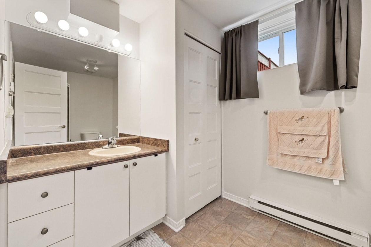 Salle de bains — 212 Rue Jules-Verne, Gatineau