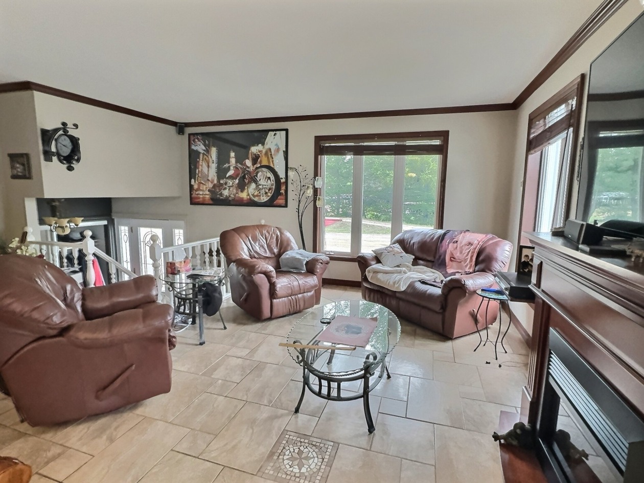 Salon — 579 - 581 Route 155 S., La Tuque