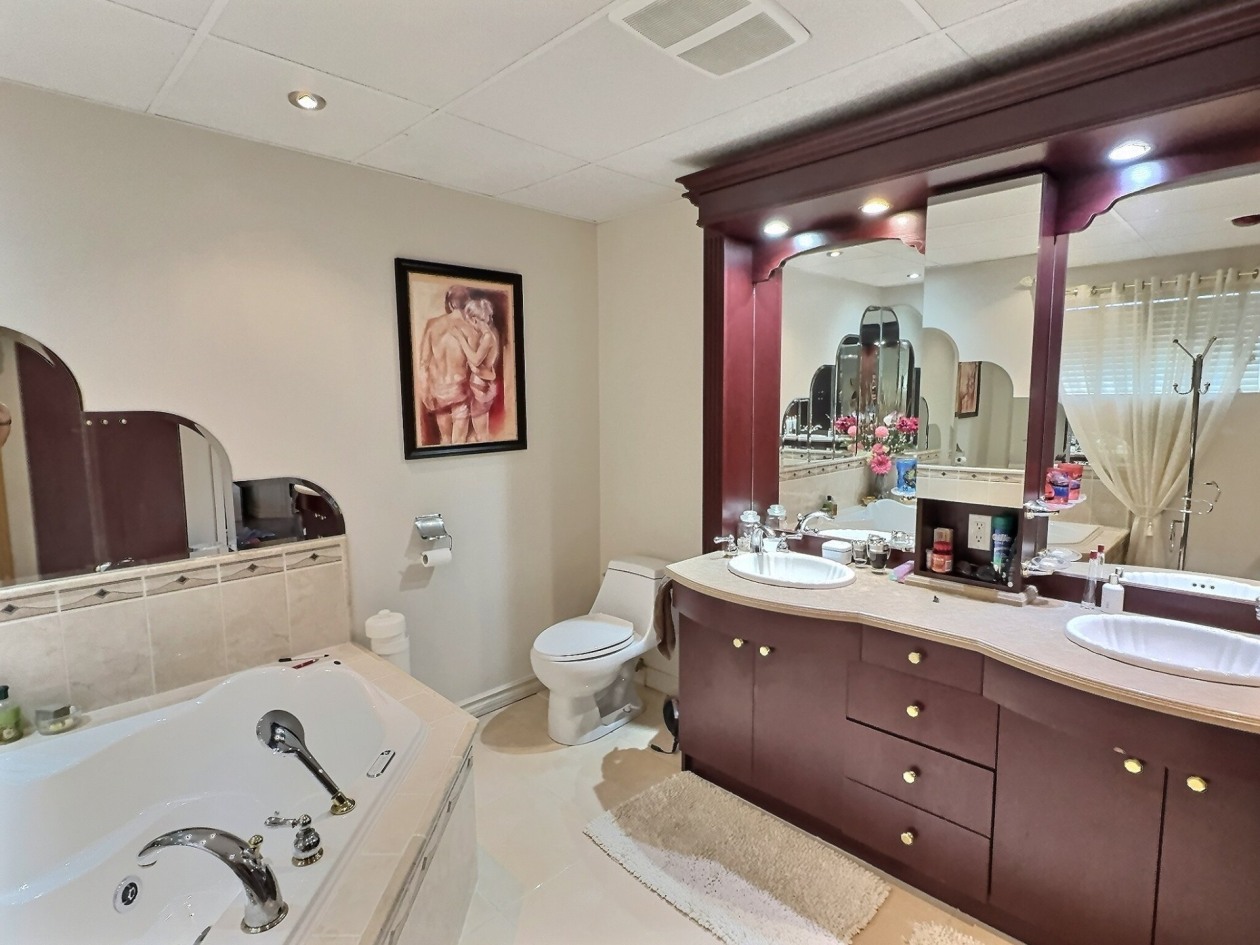 Salle de bains — 579 - 581 Route 155 S., La Tuque