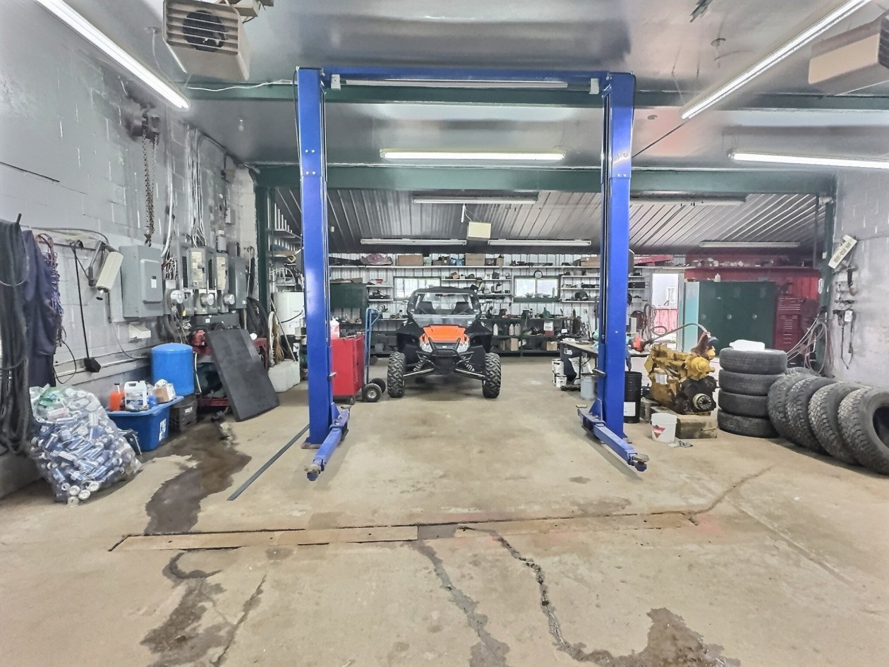 Garage — 579 - 581 Route 155 S., La Tuque