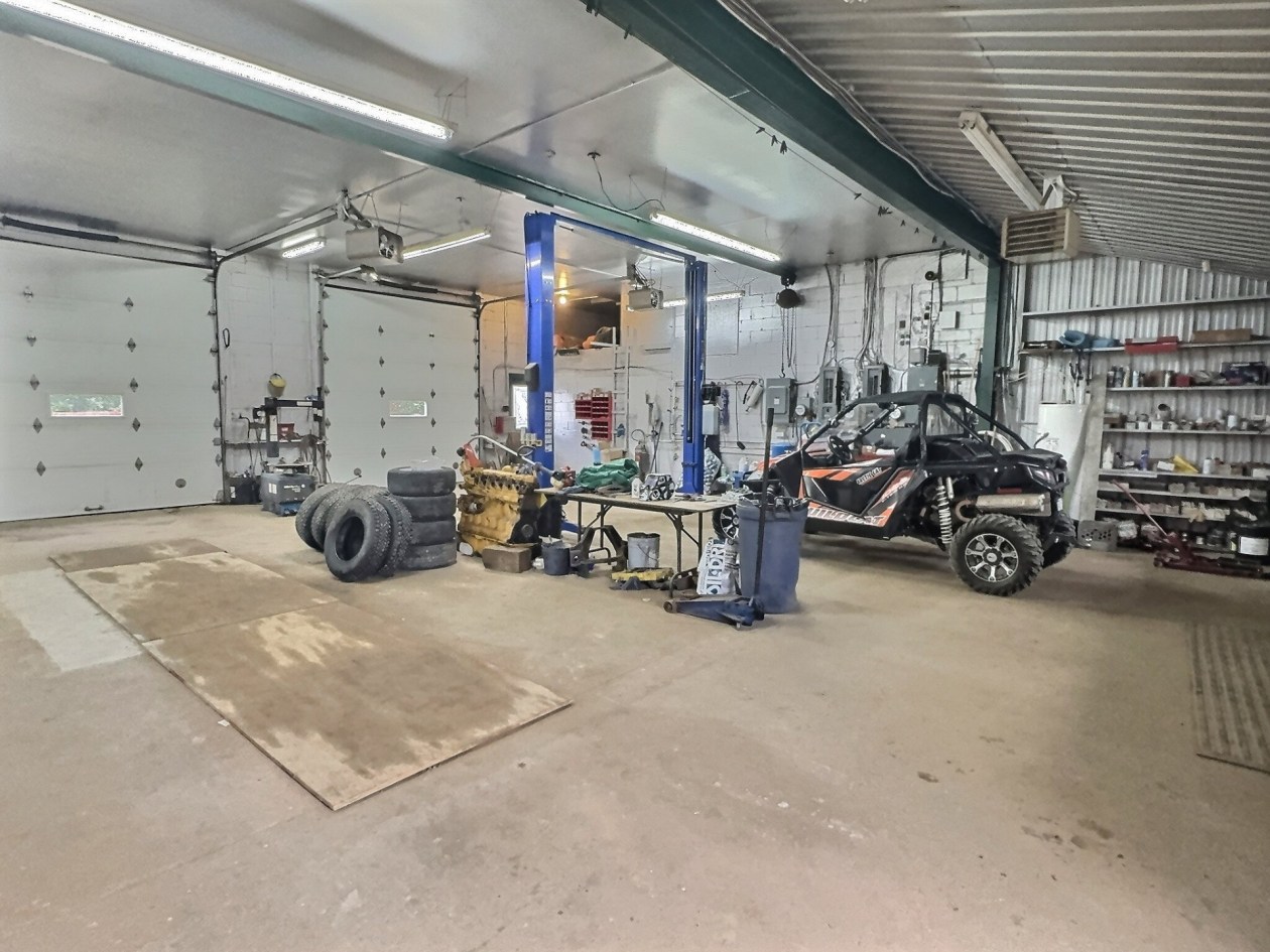 Garage — 579 - 581 Route 155 S., La Tuque