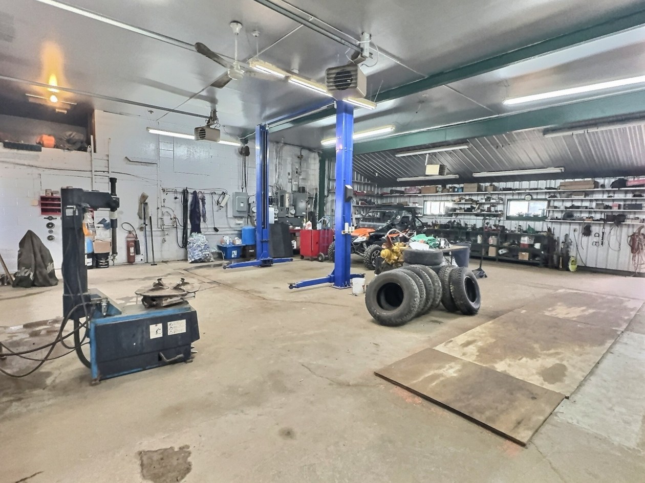Garage — 579 - 581 Route 155 S., La Tuque