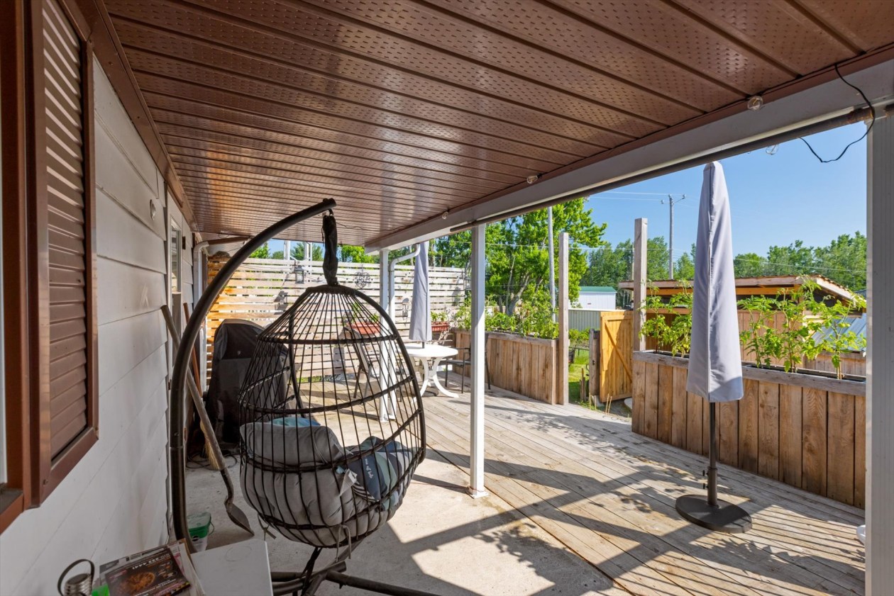 Terrasse — 350 - 360 Rue Marquis, Saint-Célestin - Municipalité