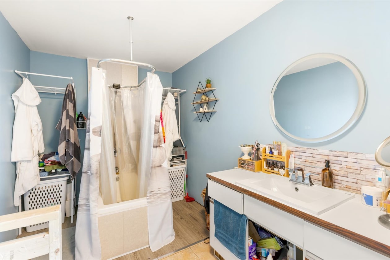 Salle de bains — 350Z - 360Z Rue Marquis, Saint-Célestin - Municipalité
