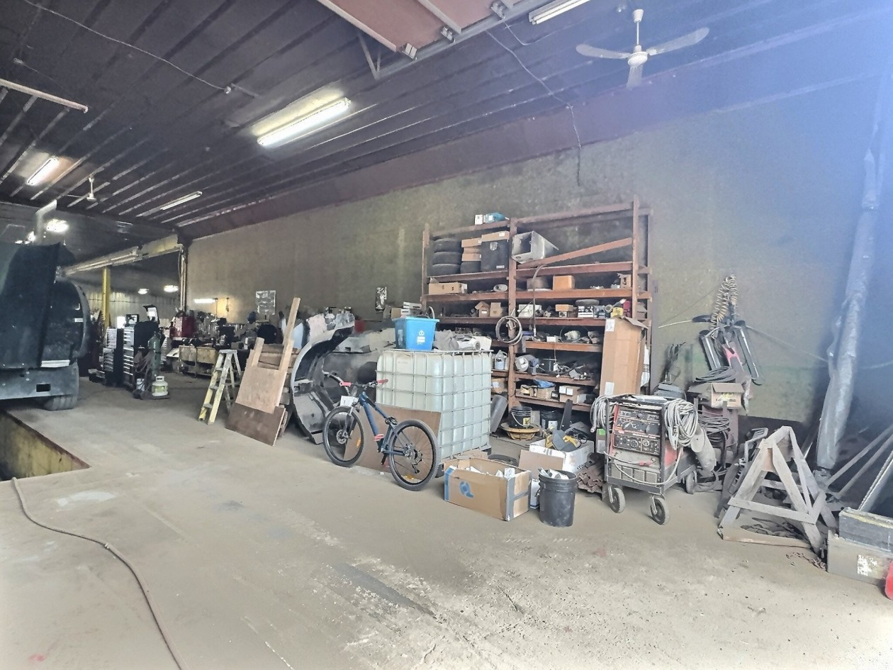 Garage — 579 - 581 Route 155 S., La Tuque