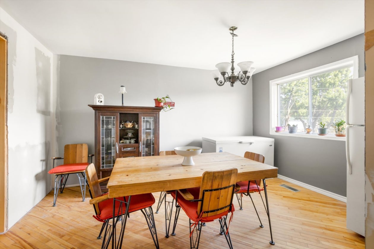 Salle à manger — 350 - 360 Rue Marquis, Saint-Célestin - Municipalité