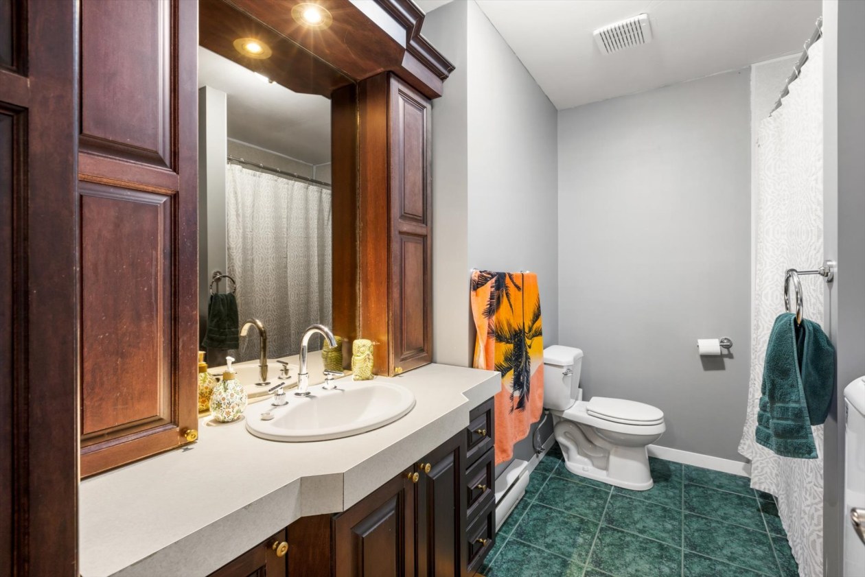 Salle de bains — 350Z - 360Z Rue Marquis, Saint-Célestin - Municipalité
