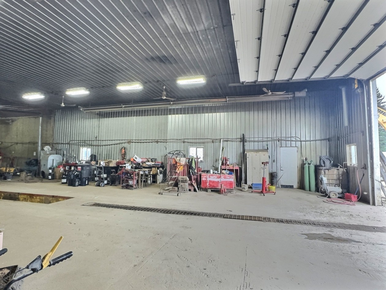 Garage — 579 - 581 Route 155 S., La Tuque