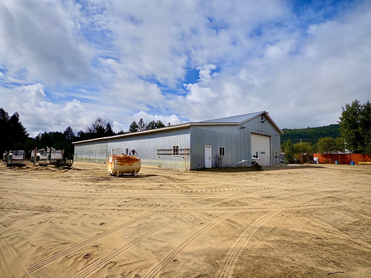 Garage — 579 - 581 Route 155 S., La Tuque