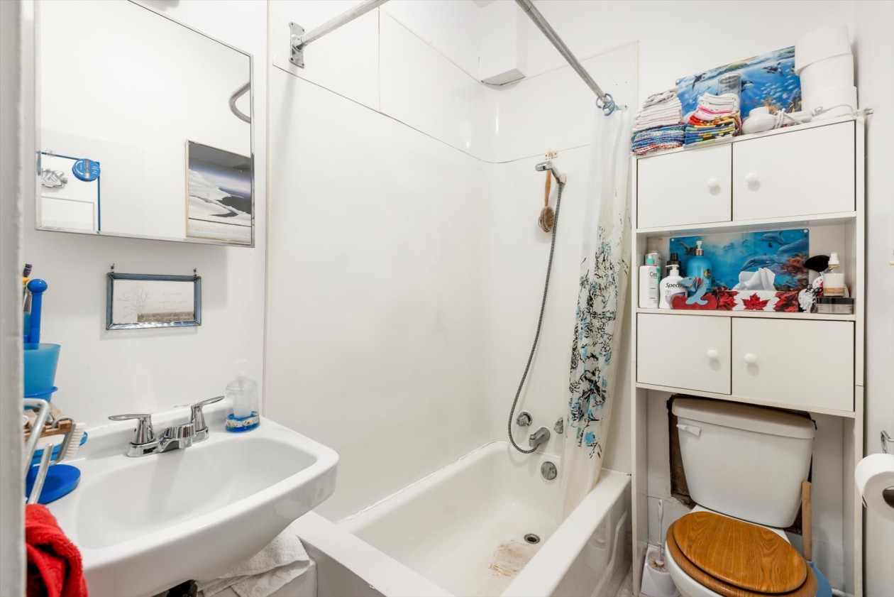 Salle de bains — 156 - 162 Rue de Monseigneur-Signay, Nicolet