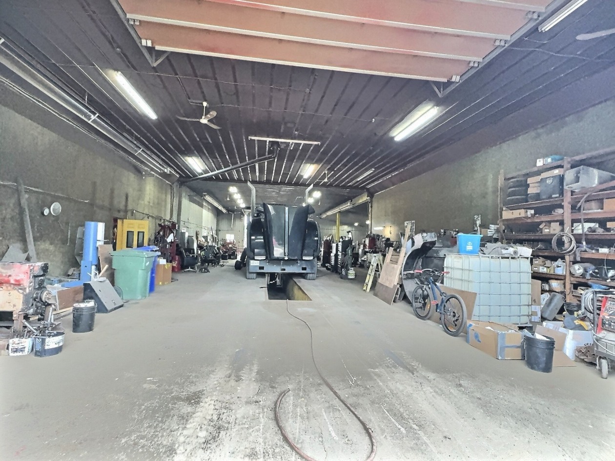 Garage — 579 - 581 Route 155 S., La Tuque