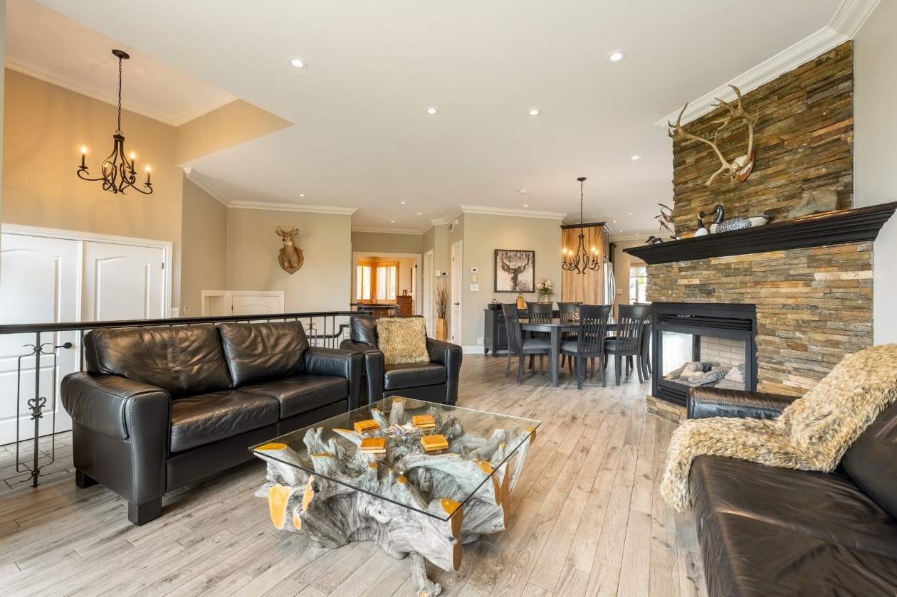 Salon — 231 Ch. du Richelieu, Saint-Basile-le-Grand