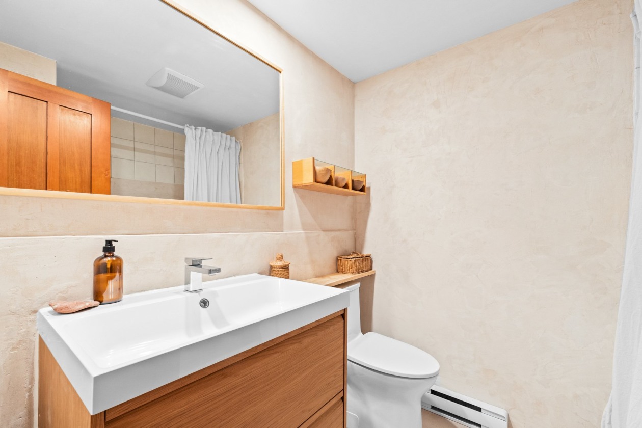 Salle de bains — 7414 - 7416 Rue Jacques-Rousseau, Montréal
