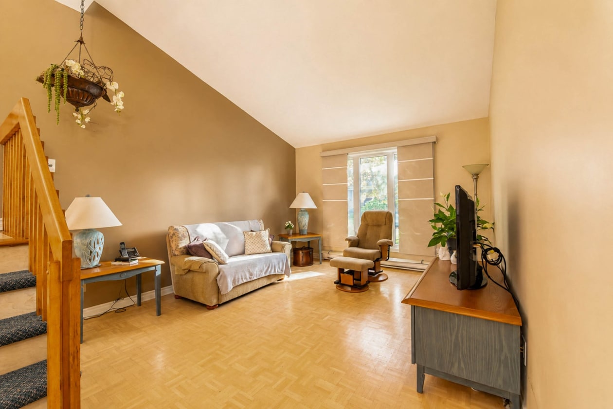 Salon — 999 22e Avenue, Laval