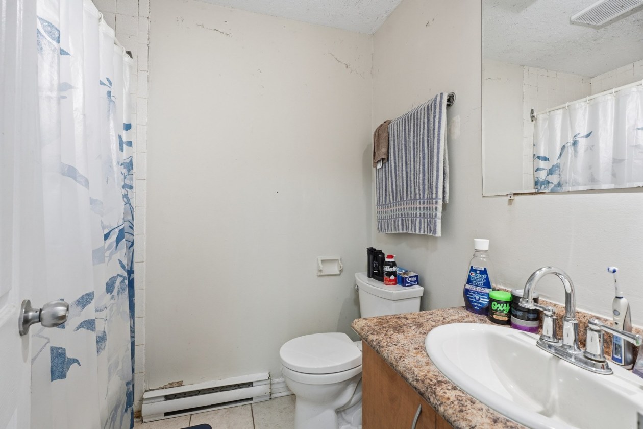 Salle de bains — 94 Ch. Eardley, Gatineau