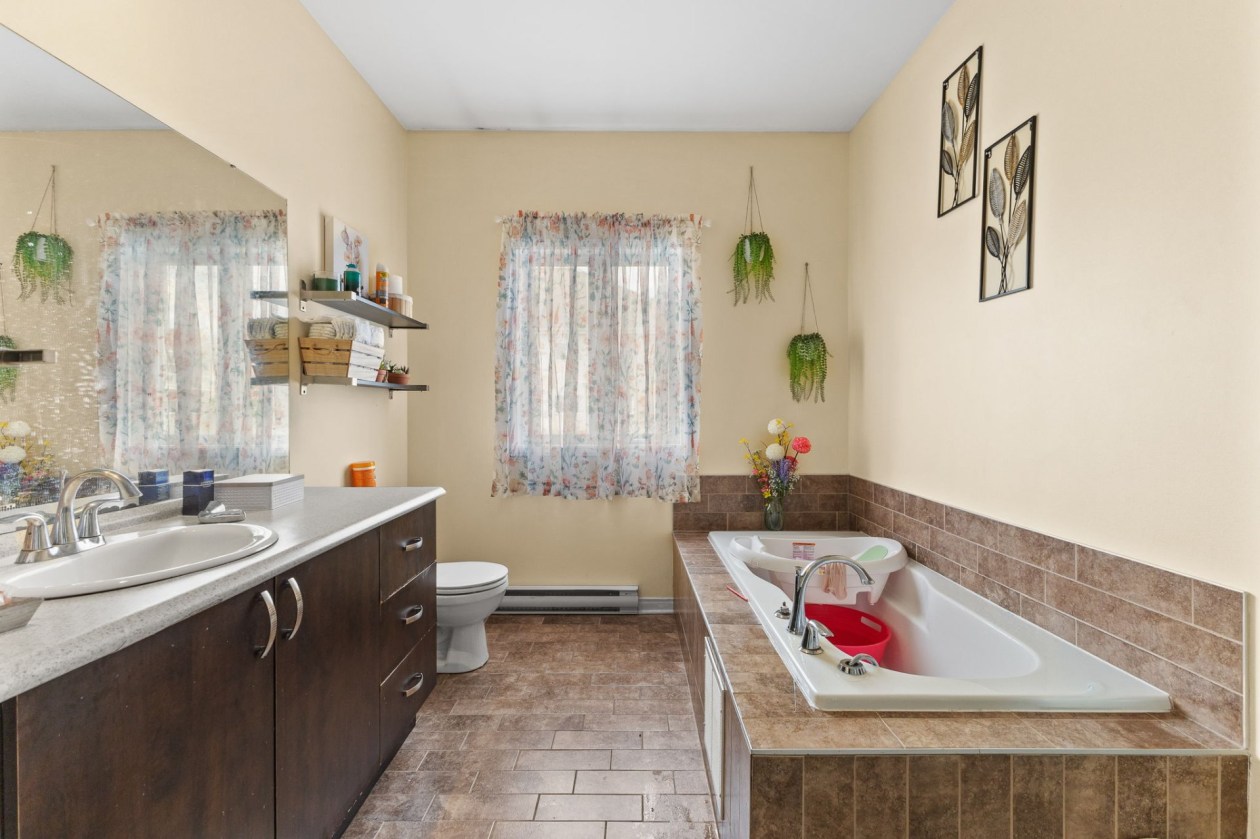 Bathroom — 72 Rue de Bruxelles, Gatineau