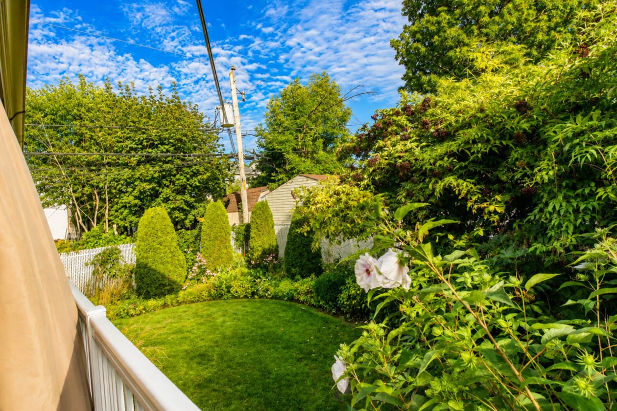 Cour — 999 22e Avenue, Laval