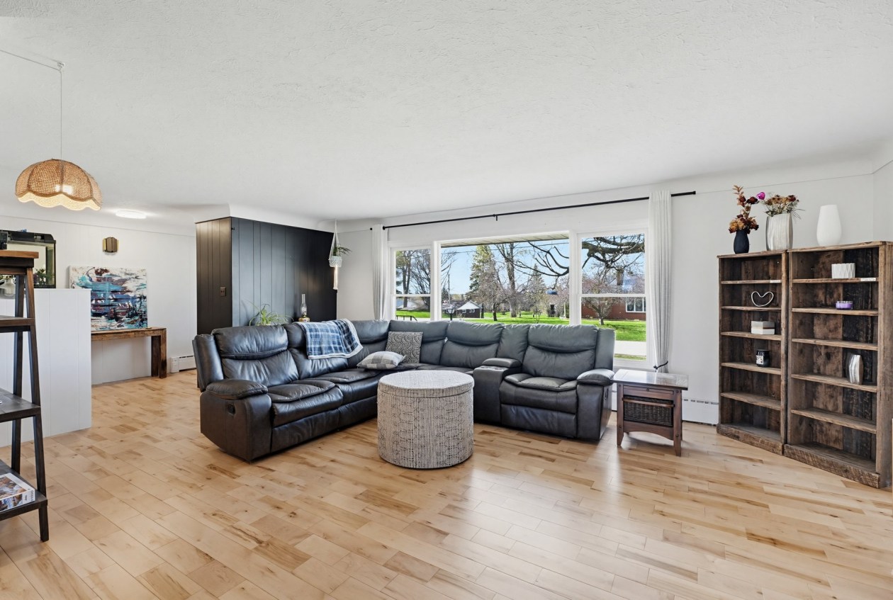 Salon — 385 Rue Birch, Shawville