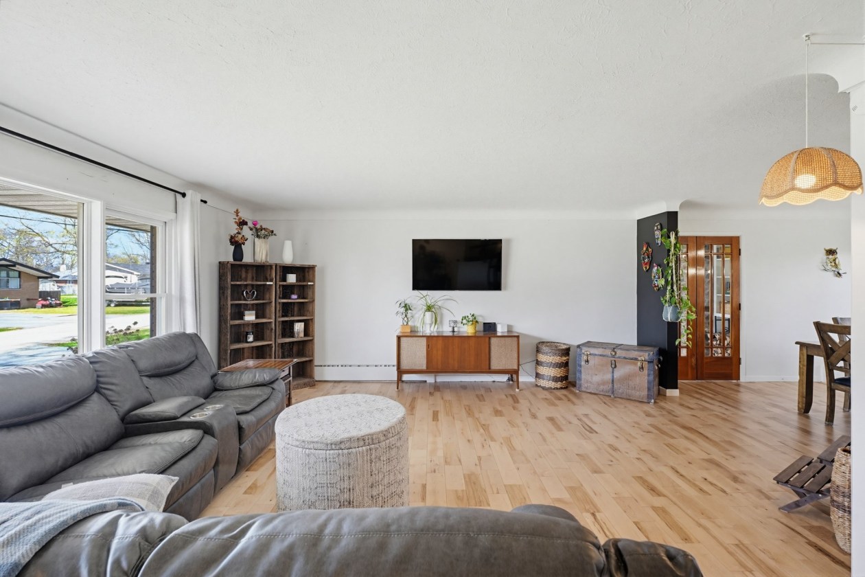 Salon — 385 Rue Birch, Shawville