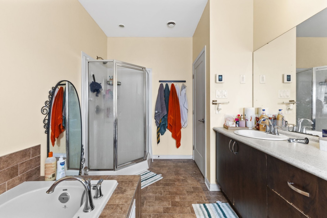 Bathroom — 72 Rue de Bruxelles, Gatineau