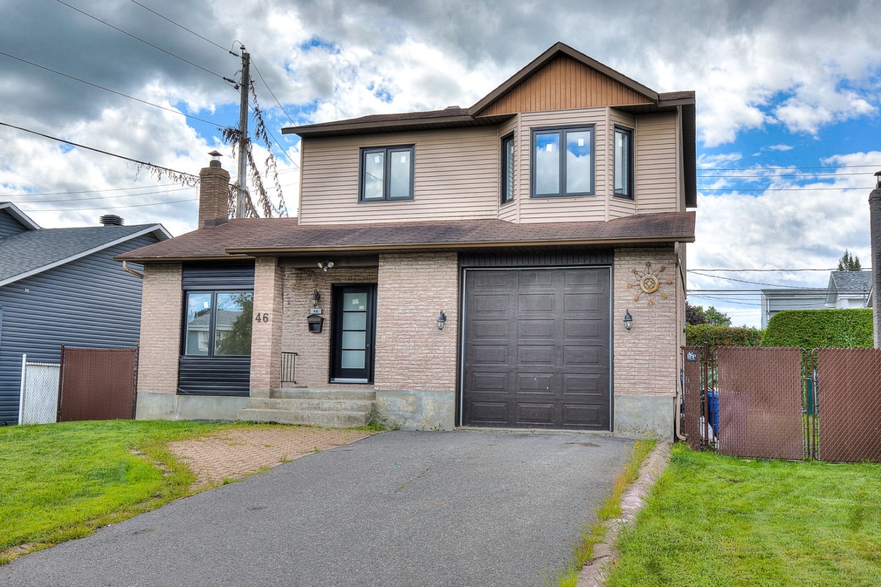 Façade — 46 Boul. Laurentien, Repentigny