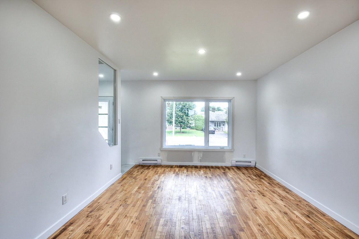 Salon — 46 Boul. Laurentien, Repentigny