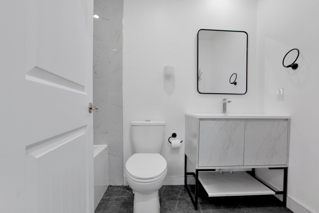 Salle de bains — 3996 Rue Mance, Longueuil
