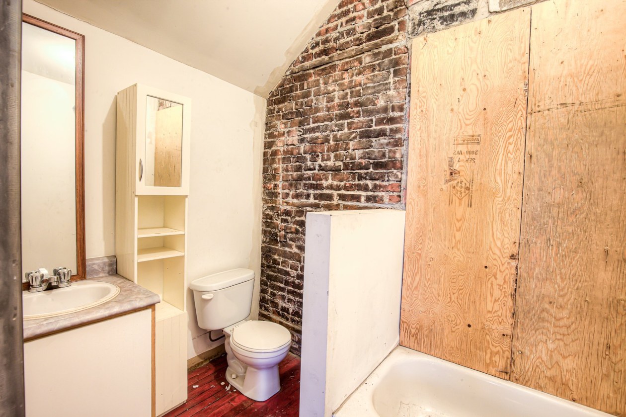 Salle de bains — 2023 - 2025 Boul. St-Laurent, Montréal