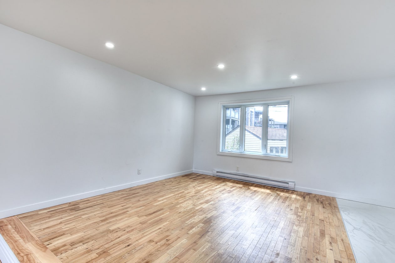 Salon — 46 Boul. Laurentien, Repentigny