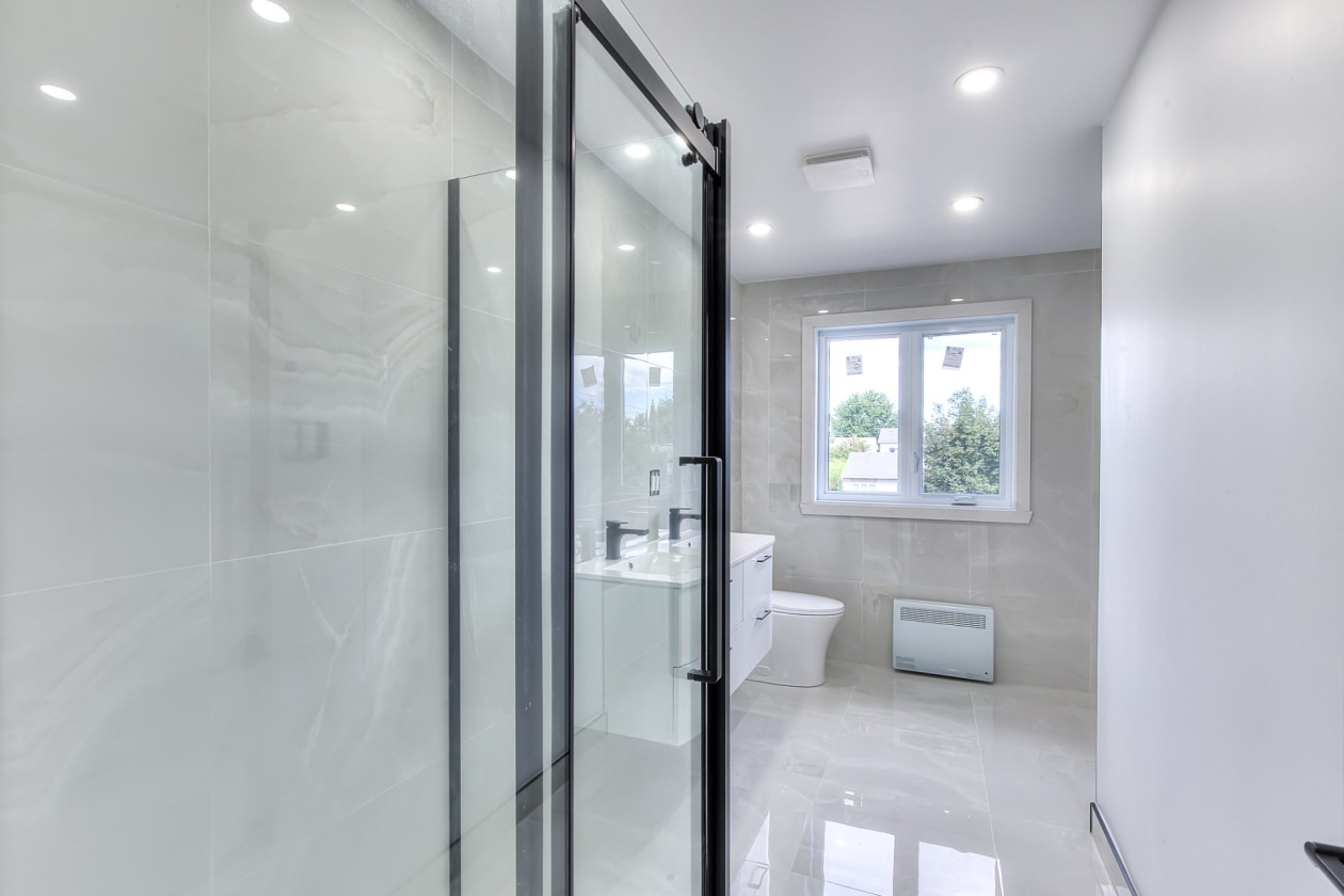 Salle de bains — 46 Boul. Laurentien, Repentigny