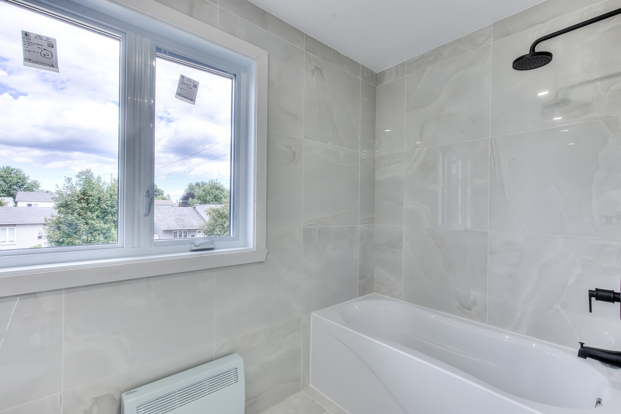 Salle de bains — 46 Boul. Laurentien, Repentigny