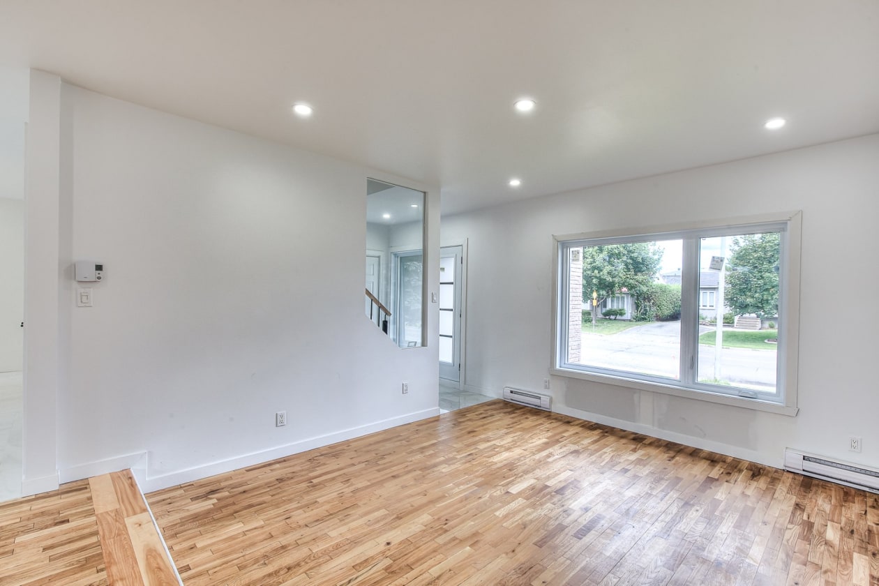 Salon — 46 Boul. Laurentien, Repentigny