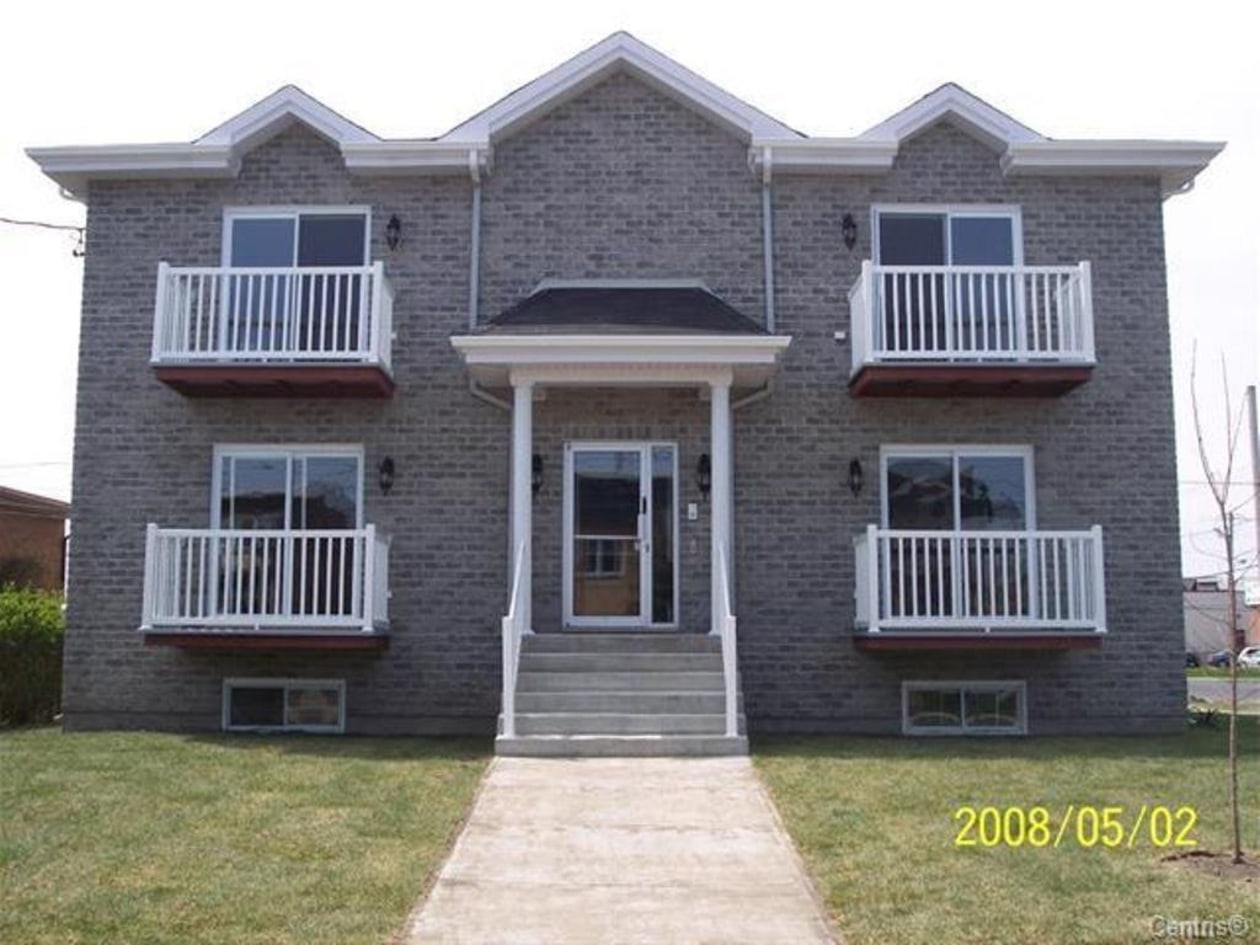 Façade — 3996 Rue Mance, Longueuil