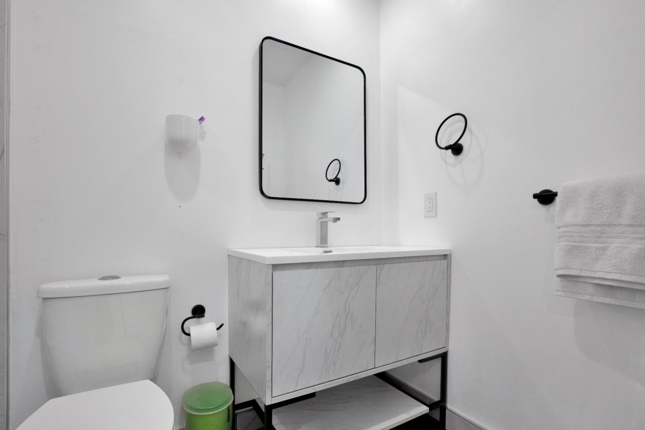 Salle de bains — 3996 Rue Mance, Longueuil